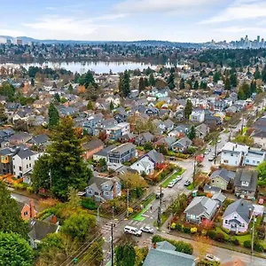 Skyline Blue House In Greenwood , Seattle United States