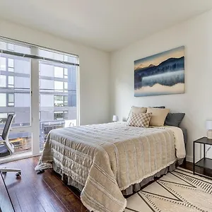 Close Downtown Modern - Pet Friendly, Wifi, Rooftop Views , Seattle United States